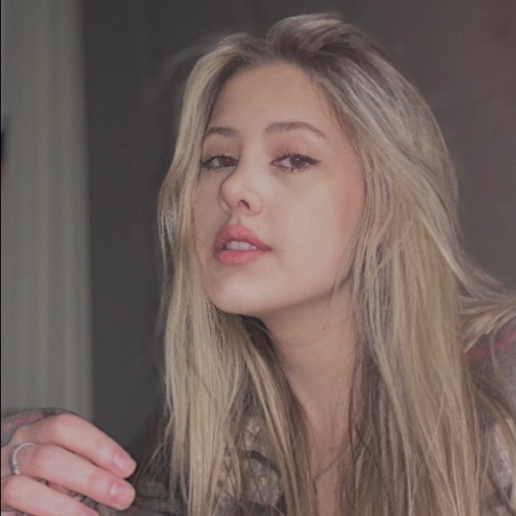 Meet your Posher, Devony - Picture 1 of 1